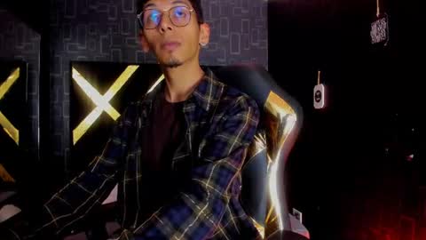 Snapshot of dereck_monroe chatting on June 4, 12:11 pm Dereck online show from June 4, 12:11 pm
