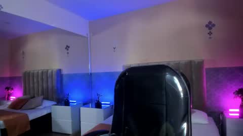 Snapshot of derek_sinn chatting on April 22, 8:32 pm derek_sinn online show from April 22, 8:32 pm