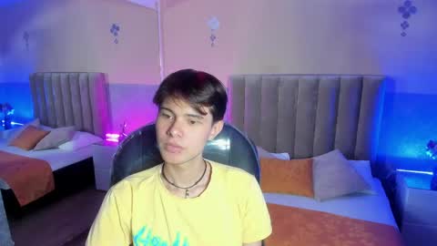 Snapshot of derek_sinn chatting on April 25, 9:23 pm derek_sinn online show from April 25, 9:23 pm