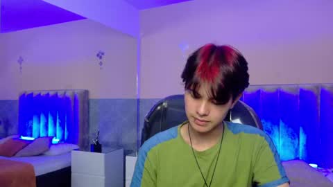 Snapshot of derek_sinn chatting on June 3, 9:20 pm derek_sinn online show from June 3, 9:20 pm