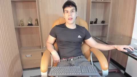 Snapshot of derek_voss chatting on April 27, 12:58 pm derek_voss online show from April 27, 12:58 pm