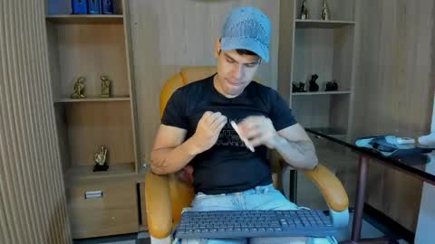 Snapshot of derek_voss chatting on April 28, 11:37 am derek_voss online show from April 28, 11:37 am