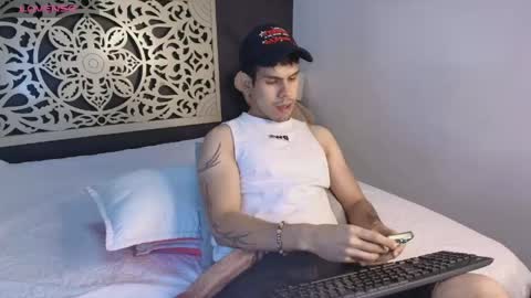 Snapshot of derek_voss chatting on May 25, 12:44 pm derek_voss online show from May 25, 12:44 pm