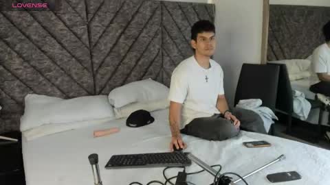 Snapshot of derek_voss chatting on May 27, 12:46 pm derek_voss online show from May 27, 12:46 pm