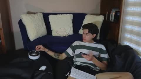 Derek online show from December 18, 10:05 pm