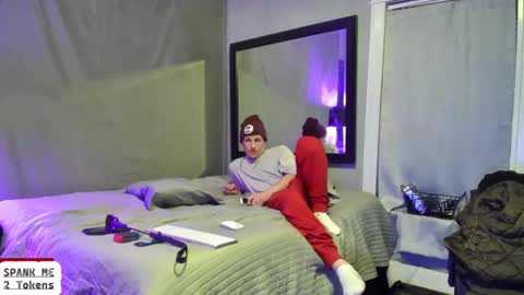 Snapshot of desiriabledesiri chatting on December 22, 7:33 am Ryley Rydes online show from December 22, 7:33 am