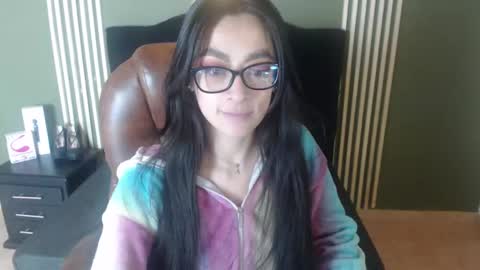 Snapshot of desiring__angel chatting on December 18, 4:39 pm Desiring Angel online show from December 18, 4:39 pm