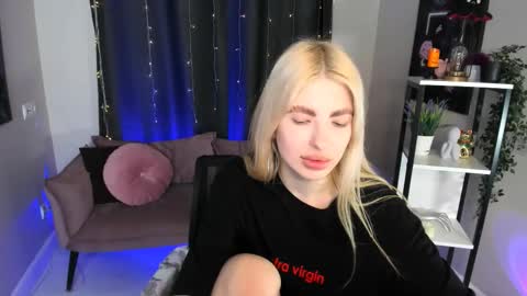 Snapshot of desperate_ramona chatting on November 13, 6:23 am desperate_ramona online show from November 13, 6:23 am