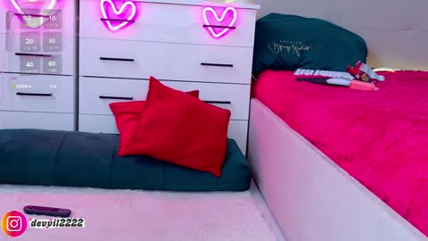 Devill2222 online show from April 19, 8:02 am