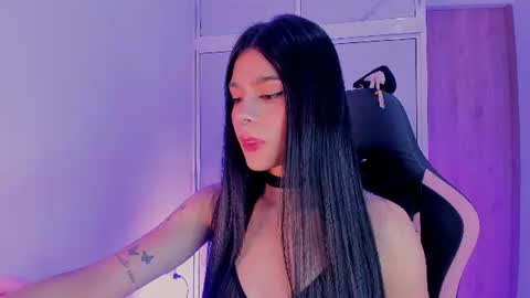 Snapshot of devours_fire chatting on June 25, 11:53 pm Sara 3 online show from June 25, 11:53 pm