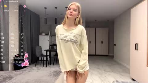 Snapshot of dewdropdoll chatting on July 11, 7:27 pm dewdropdoll online show from July 11, 7:27 pm