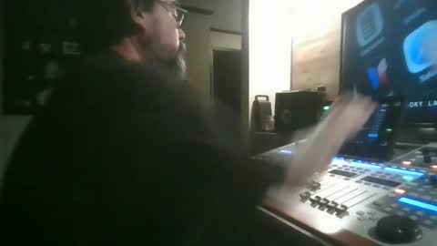 Snapshot of dexterbanana chatting on June 21, 4:04 am Mike Sounde online show from June 21, 4:04 am