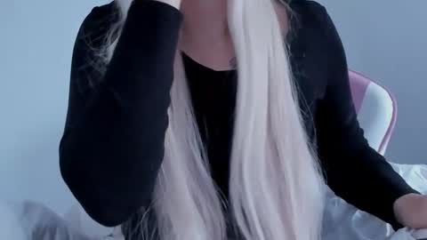 Snapshot of diamond_ava_ chatting on December 29, 7:28 am Thea online show from December 29, 7:28 am