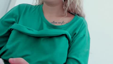 Snapshot of diamond_ava_ chatting on January 8, 7:45 am Thea online show from January 8, 7:45 am