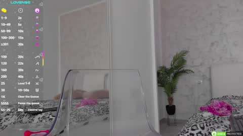 Snapshot of diamond_ava_ chatting on March 9, 10:19 am Thea online show from March 9, 10:19 am