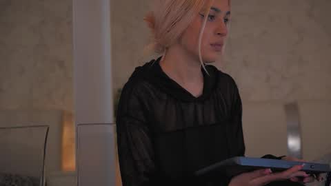 Snapshot of diamond_ava_ chatting on February 2, 3:11 pm Thea online show from February 2, 3:11 pm