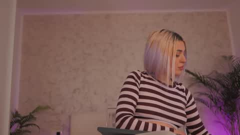 Snapshot of diamond_ava_ chatting on February 25, 4:05 pm Thea online show from February 25, 4:05 pm