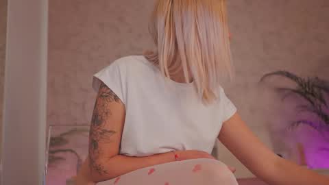 Snapshot of diamond_ava_ chatting on March 7, 4:48 pm Thea online show from March 7, 4:48 pm
