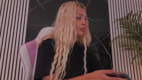 Snapshot of diamond_ava_ chatting on June 26, 9:03 am Thea online show from June 26, 9:03 am