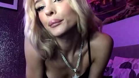 Snapshot of diamond_the_blonde chatting on October 20, 10:21 pm Diamond online show from October 20, 10:21 pm