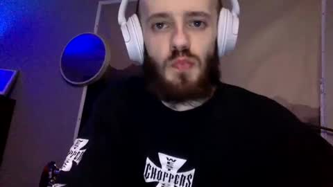 Snapshot of digbicknik chatting on February 17, 12:43 am digbicknik online show from February 17, 12:43 am