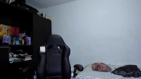 Snapshot of diiego_xxx chatting on April 18, 9:57 am diiego_xxx online show from April 18, 9:57 am