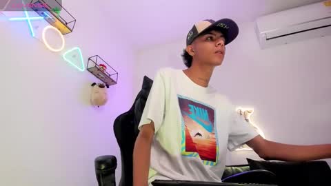 dikey_18 online show from December 6, 9:02 pm