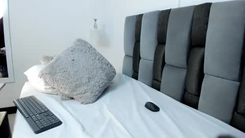 dikey_18 online show from February 26, 11:48 pm