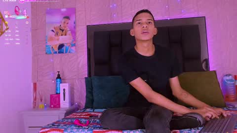 Snapshot of dilam_alfonzo chatting on September 20, 8:32 pm Dilan online show from September 20, 8:32 pm