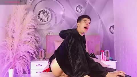 Snapshot of dilan_femboy_ chatting on July 4, 2:23 pm dilan_femboy_ online show from July 4, 2:23 pm