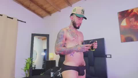 Snapshot of dilan_scootk_j chatting on June 23, 7:01 pm Dilan Scootk online show from June 23, 7:01 pm