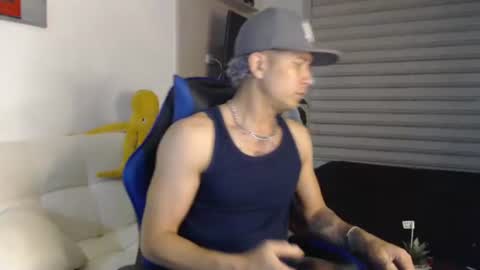 Snapshot of dilanxxx8888 chatting on February 12, 3:01 am dilanxxx8888 online show from February 12, 3:01 am