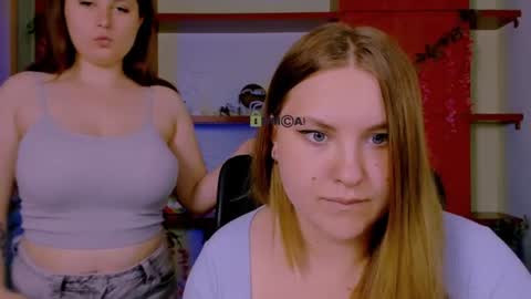 Snapshot of dina_bloom chatting on June 24, 7:35 pm dina_bloom online show from June 24, 7:35 pm