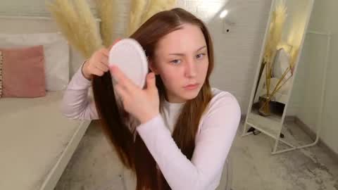 Snapshot of dina_peach chatting on June 5, 6:20 am Dina online show from June 5, 6:20 am