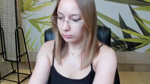 Snapshot of dina_sunshine chatting on May 28, 12:24 pm Dina online show from May 28, 12:24 pm