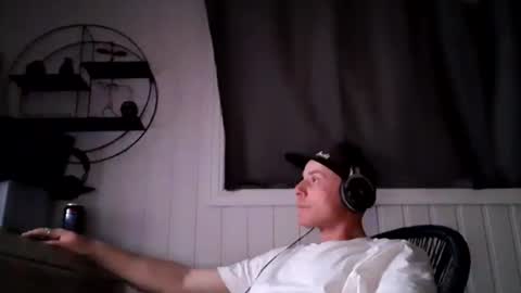 Snapshot of dirkdigglerofficial chatting on June 13, 10:29 pm dirkdigglerofficial online show from June 13, 10:29 pm