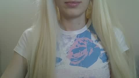 Snapshot of ditamilton chatting on August 6, 7:27 pm DitaMilton online show from August 6, 7:27 pm