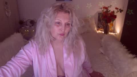 Snapshot of divineblond chatting on February 21, 9:16 pm Alexxa online show from February 21, 9:16 pm