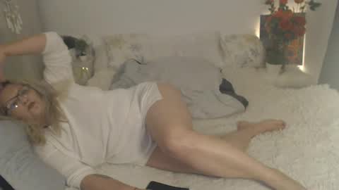 Snapshot of divineblond chatting on February 23, 11:35 pm Alexxa online show from February 23, 11:35 pm