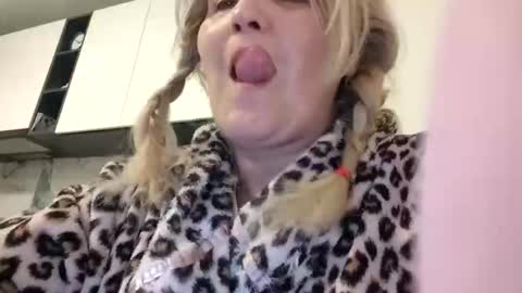 Snapshot of divineblond chatting on March 13, 12:50 am Alexxa online show from March 13, 12:50 am