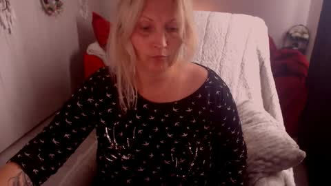 Snapshot of divineblond chatting on March 31, 10:37 am Alexxa online show from March 31, 10:37 am