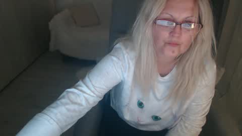 Snapshot of divineblond chatting on April 2, 9:45 pm Alexxa online show from April 2, 9:45 pm