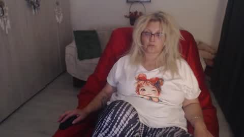 Snapshot of divineblond chatting on April 4, 6:49 pm Alexxa online show from April 4, 6:49 pm