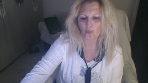 Snapshot of divineblond chatting on April 7, 10:20 pm Alexxa online show from April 7, 10:20 pm