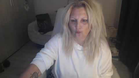 Snapshot of divineblond chatting on April 8, 10:21 pm Alexxa online show from April 8, 10:21 pm