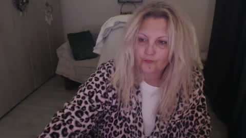Snapshot of divineblond chatting on April 9, 11:43 pm Alexxa online show from April 9, 11:43 pm