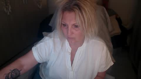Snapshot of divineblond chatting on April 15, 7:43 pm Alexxa online show from April 15, 7:43 pm