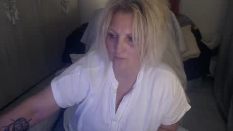 Snapshot of divineblond chatting on April 15, 7:58 pm Alexxa online show from April 15, 7:58 pm