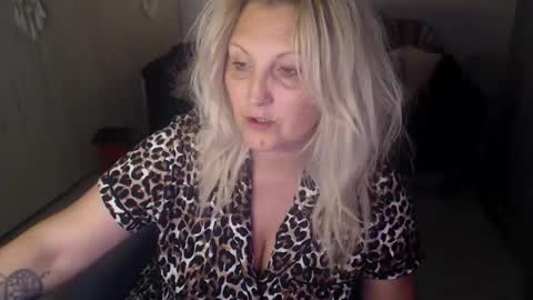 Snapshot of divineblond chatting on April 16, 11:18 pm Alexxa online show from April 16, 11:18 pm