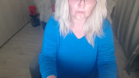 Snapshot of divineblond chatting on April 19, 1:05 am Alexxa online show from April 19, 1:05 am